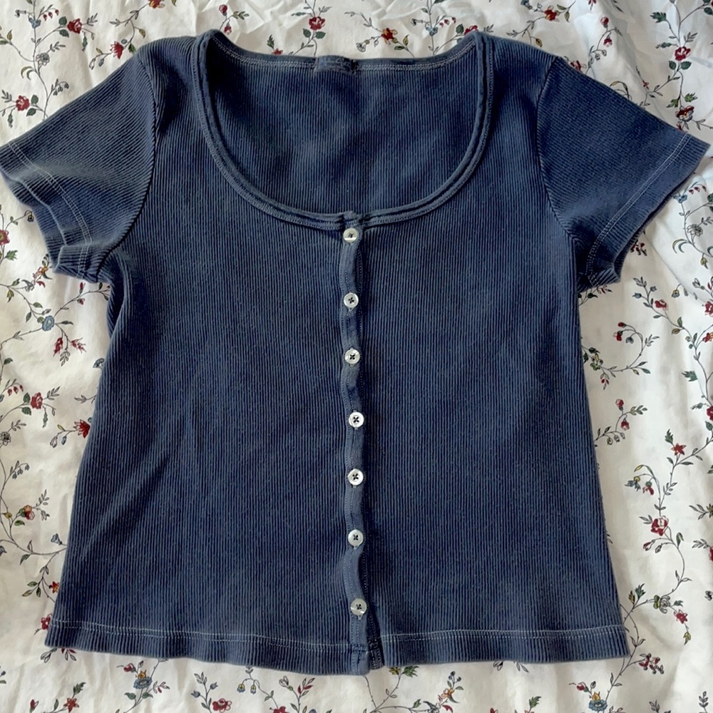 Brandy Melville crop shirt “Zelly top”